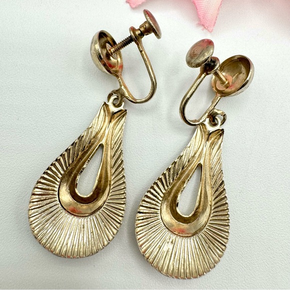 Vintage Long Open Oval Loop Textured Screw Back Earrings Silver Tone Fan Wing - Picture 4 of 7